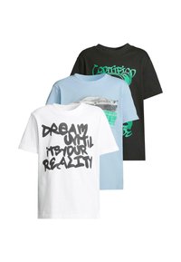 Trys marškiniai: balti su juodu tekstu, šviesiai mėlyni su automobilio grafika ir juodi su žaliu tekstu. Medvilnės audinys, trumpomis rankovėmis, apvaliu kaklu.