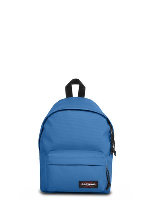 Mochila azul con un bolsillo frontal con cremallera, hecha de tela duradera, con un asa superior y correas de hombro ajustables.
