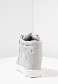 Lys grå høy høyde sneakers med teksturert stoff, perforerte paneler og glidelås på siden. Hvit gummisåle og sydd detaljer.