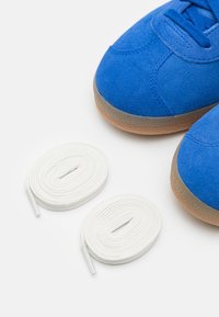 adidas Originals GAZELLE UNISEX - Trainers - team royal blue/off white