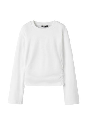 Biała, długorękawowa koszulka z okrągłym dekoltem, z delikatnymi marszczeniami po bokach i małą czarną metką marki wewnątrz kołnierzyka.