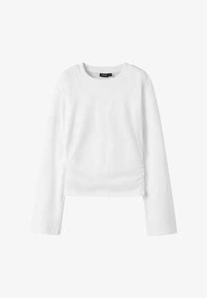 Valge pika varrukaga ümar kaelusega särk, millel on peened küljel kokkutõmbed ja väike must kaubamärgiga silt krae sees.