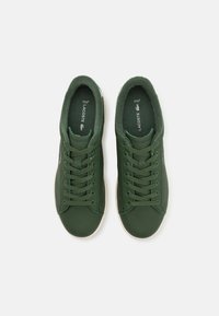 Lacoste CARNABY SET - Tenisice - vert/foncé beige