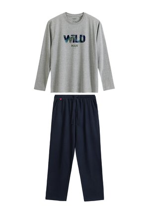 Szary longsleeve z grafiką "WILD MAN" w niebieskim i zielonym kolorze. Granatowe spodnie dresowe ze sznurkiem w pasie i kieszeniami po bokach. Oba wykonane z miękkiego materiału.