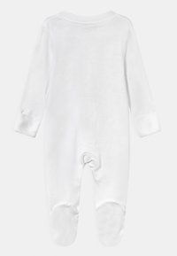 Un body blanco de algodón con mangas largas y piernas con pies, que presenta un cuello redondo acanalado y una textura suave. Vista trasera, sin patrones ni herrajes.