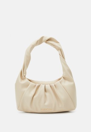 Borsa Valentino beige morbido con pieghe raccolte, manico intrecciato e logo dorato sulla parte anteriore su sfondo bianco semplice.
