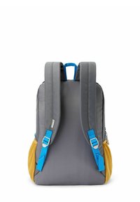 Mochila de tela gris con correas azules y un bolsillo lateral amarillo. Cuenta con correas acolchadas y un asa superior para transportar.