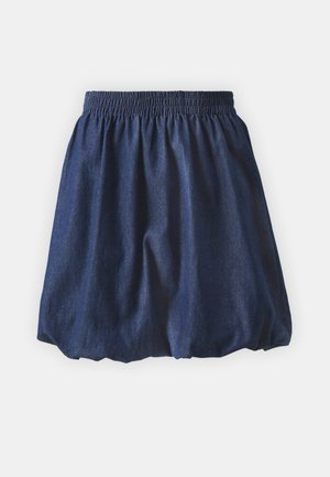 Tumed sinine, kogutud puuvillaseelik elastse vöökohtaga. Sile tekstuur ja täiskujuline, õhku täis kuju. Ei ole nähtavaid mustreid ega aksessuaare.