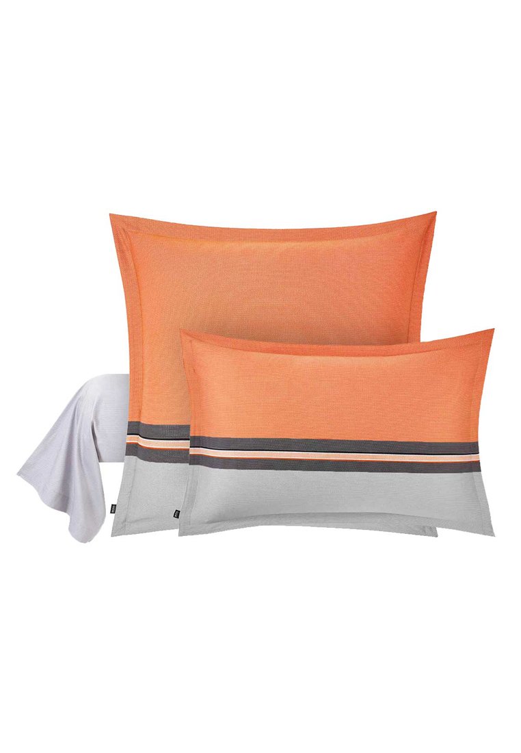 Ensemble de deux coussins rectangulaires orange avec des accents gris. Présente des rayures horizontales noires et orange. Tissu doux avec une finition texturée.