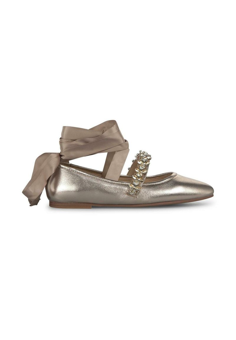 Ballerines métalliques dorées avec un bout pointu, une sangle ornée et des rubans en satin noués autour de la cheville. Texture lisse avec un design épuré.