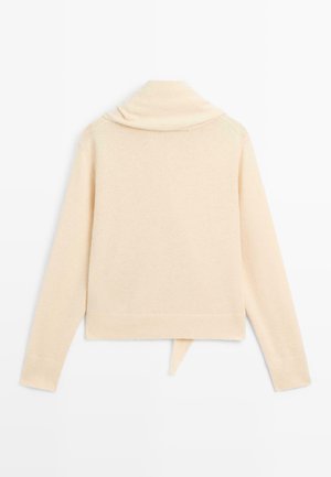 Cremefarbener, gestrickter Pullover mit Schlauchkragen, langen Ärmeln und einem kurzen Saum mit einem Detail zum Binden auf der Rückseite. Weiche Textur, minimalistisches Design.