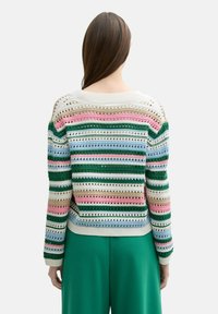 Gebreide trui met een meerkleurig gestreept patroon in pastelkleuren groen, roze, blauw en crème; heeft een opengewerkt ontwerp en een geribde zoom.