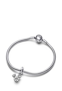 Bralet iz sterling srebra z pletenim dizajnom, ki vključuje okroglo zaponko in obesek v obliki Mickeyja Miške s prozornimi dragulji.