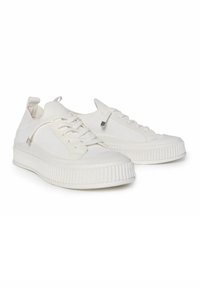 Hvide sneakers med en struktureret mesh-overdel, gummisål og flade snørebånd. Har en lille metallisk detalje og ribbet sål for greb.