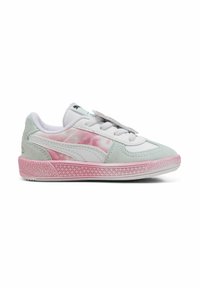 Baskets blanches et vert clair avec une semelle rose, présentant une finition lisse et texturée, ainsi que des détails de couture contrastants. Design à lacets.