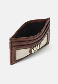 Portafoglio in pelle marrone con frontale in tela beige, caratterizzato da un design texture, angoli arrotondati e una chiusura dorata. L'interno è di colore nero.