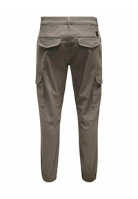 Pantalones cargo en verde oliva, hechos de una tela resistente; cuentan con dos bolsillos traseros y puños ajustados con elástico.