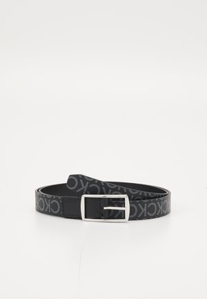 Ceinture noire avec motif répétitif du logo "CK" en gris clair et boucle rectangulaire argentée brillante sur fond blanc.