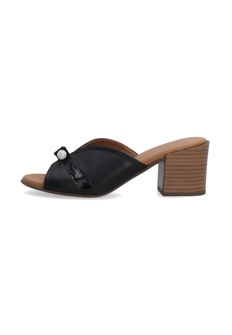 Zwarte leren sleehak sandalen met open teen, voorzien van een glanzende zwarte band en een decoratieve zilveren versiering op de bovenkant.