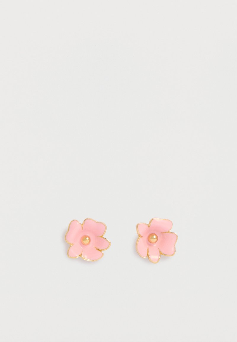 Pendientes de botón en forma de flor esmaltada en color rosa, con bordes en tono dorado y una pequeña cuenta dorada en el centro, sobre un fondo blanco.