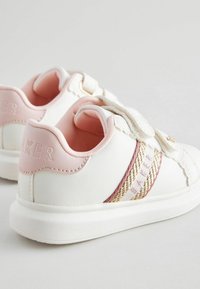 Weiße synthetische Sneaker mit rosa Akzenten, strukturiertem Streifen-Detail und Klettverschluss. Weiche Innenausstattung und gepolstertes Fersenpolster, mit Logo auf der Rückseite.