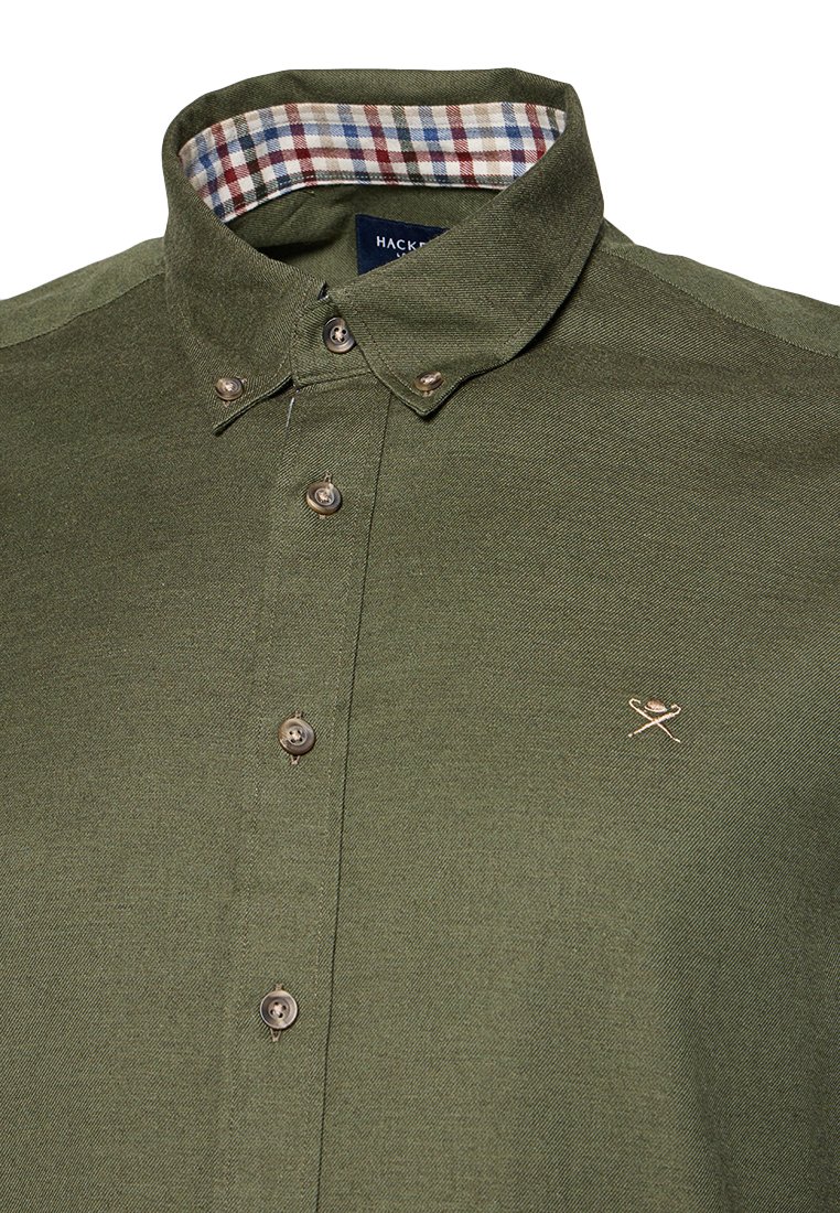 Olivgrünes Hemd mit Knopfleiste und geknöpftem Kragen, beigen Knöpfen, kariertem Muster innen am Kragen und kleinem gestickten Logo mit gekreuzten Werkzeugen.