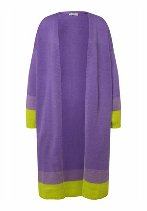 Langer Cardigan in Lila mit grünen und lilafarbenen horizontalen Streifen, ausgestattet mit einem strukturierten Strickdesign und offenem Front.