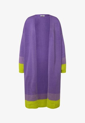 Langer Cardigan in Lila mit grünen und lilafarbenen horizontalen Streifen, ausgestattet mit einem strukturierten Strickdesign und offenem Front.
