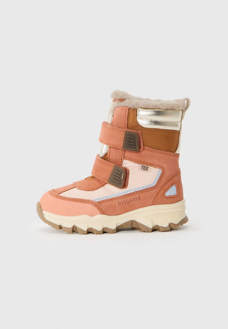 Stivale multi-materiale arancione e rosa con fascette in velcro, collo in pelliccia sintetica, suole testurizzate e dettagli riflettenti. Presenta un design robusto.