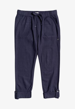 Marineblauwe lichte broek met een elastische tailleband, trekkoord, zijzakken en opgerolde boorden die met knopen zijn vastgemaakt.