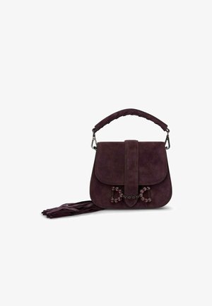Borsa a tracolla in suede viola con chiusura a pattina, decorata con un fiocco di pietre nere e rosse e un manico superiore intrecciato. Presenta un accento di frange.