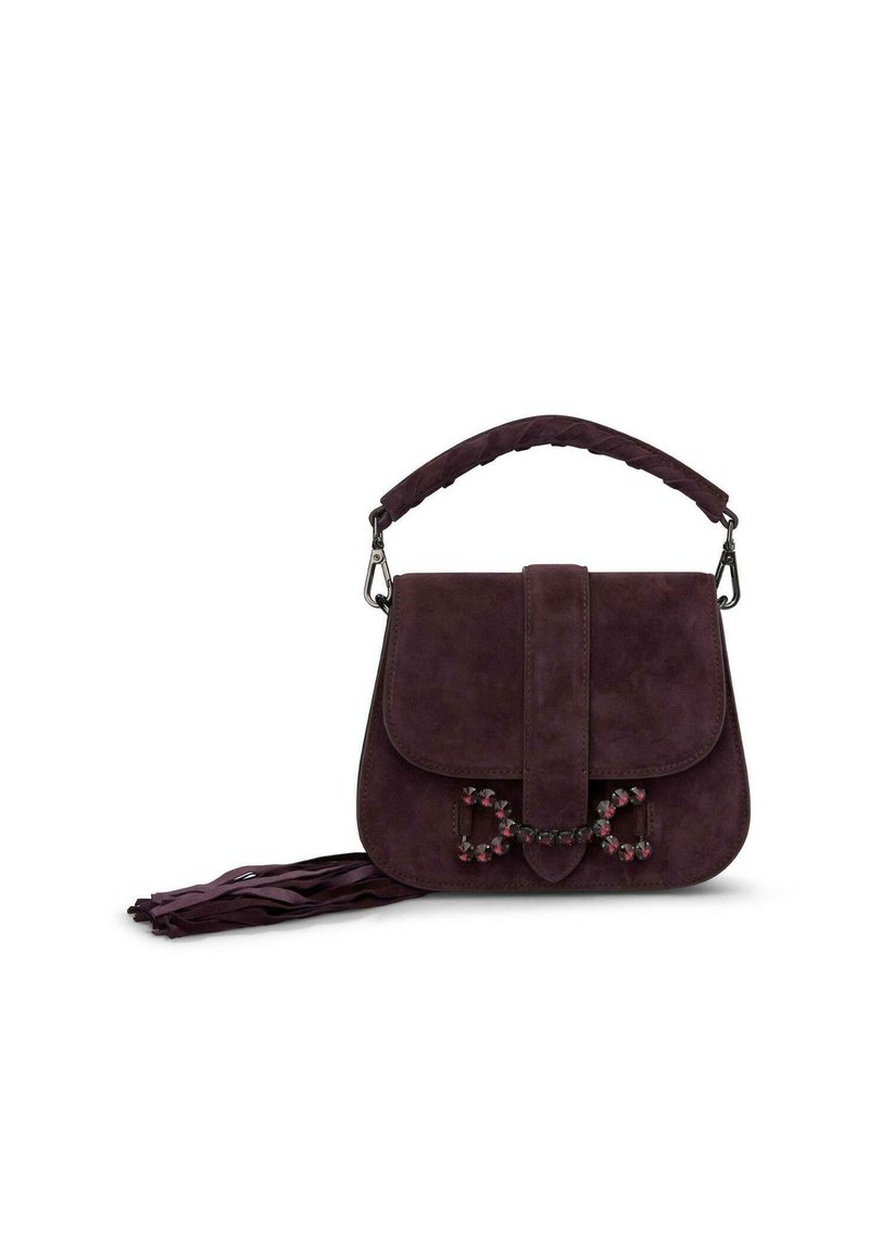 Paarse suede handtas met een klep sluiting, versierd met een strikdetail van zwarte en rode stenen, en een gevlochten handvat aan de bovenkant. Bevat een franjes accent.