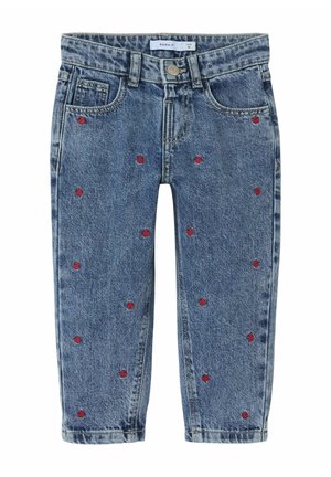 Blå denim bukser til småbørn med røde broderede hjerte-mønstre, forlommer, bæltestropper og knaplukning i taljen.