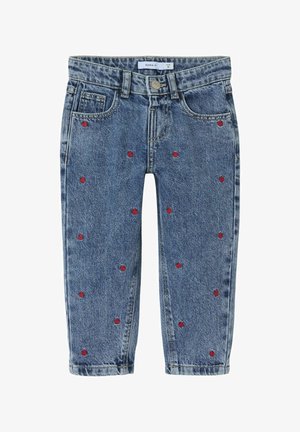 Jean en denim bleu pour tout-petits avec des motifs de cœur rouges brodés, poches avant, passants de ceinture et fermeture à bouton à la taille.