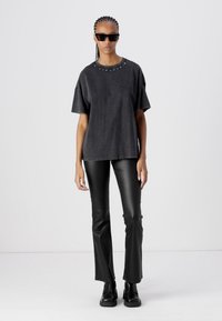 JDY JDYCARLA O NECK STUD - Apdrukāts T-krekls - phantom