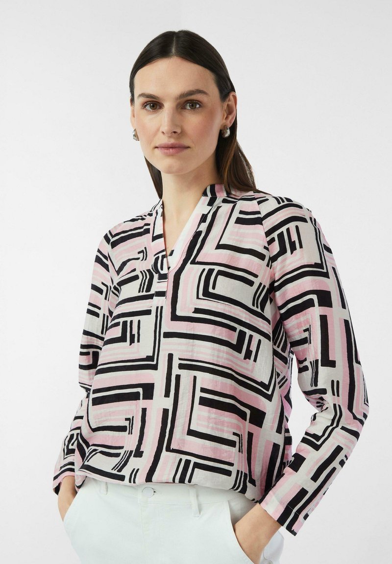 Bluzka z długim rękawem z lekkiego materiału, z geometrycznym wzorem w czerni i różu, z dekoltem w serek i luźnym krojem.