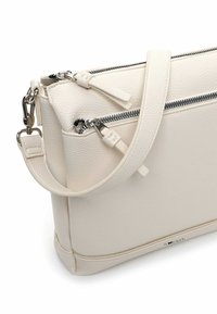 Hvid lædertaske med tekstureret overflade, som har to lynlåse, en aftagelig skulderrem og sølvfarvede metaldetaljer.