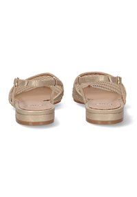 Sandalias planas doradas con un diseño de tira texturizada y parecida a una malla, con la parte trasera abierta y una suela sólida ligeramente elevada. Detalle de hebilla ajustable en el tobillo.