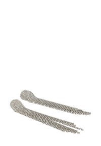 Lange zilverkleurige dangling oorbellen met meerdere rijen kleine sprankelende strass-steentjes, ontworpen voor formele of avondkleding.