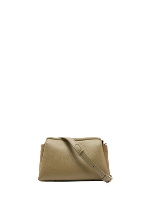 Mała beżowa skórzana torebka na ramię z regulowanym paskiem, zamkiem błyskawicznym i welurowymi bocznymi panelami na białym tle.