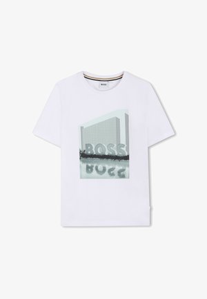 T-shirt blanc à manches courtes avec un motif représentant un bâtiment et le mot "BOSS" réfléchi dans l'eau au centre avant.