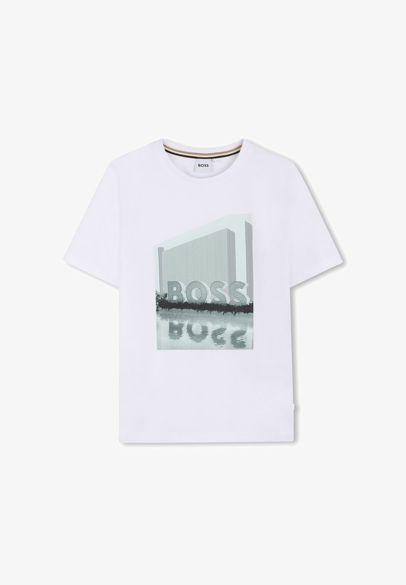 Maglietta bianca a maniche corte con una grafica di un edificio e la parola "BOSS" riflessa nell'acqua al centro davanti.