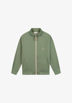 Groen jack met ritssluiting, opstaande kraag, zijzakken en een klein beige boomlogo op de linkerborst.