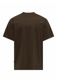 Καφέ βαμβακερό t-shirt με στρογγυλή λαιμόκοψη, κοντά μανίκια και άνετη εφαρμογή. Διαθέτει λεία υφή και δεν έχει ορατό λογότυπο ή σχέδια.