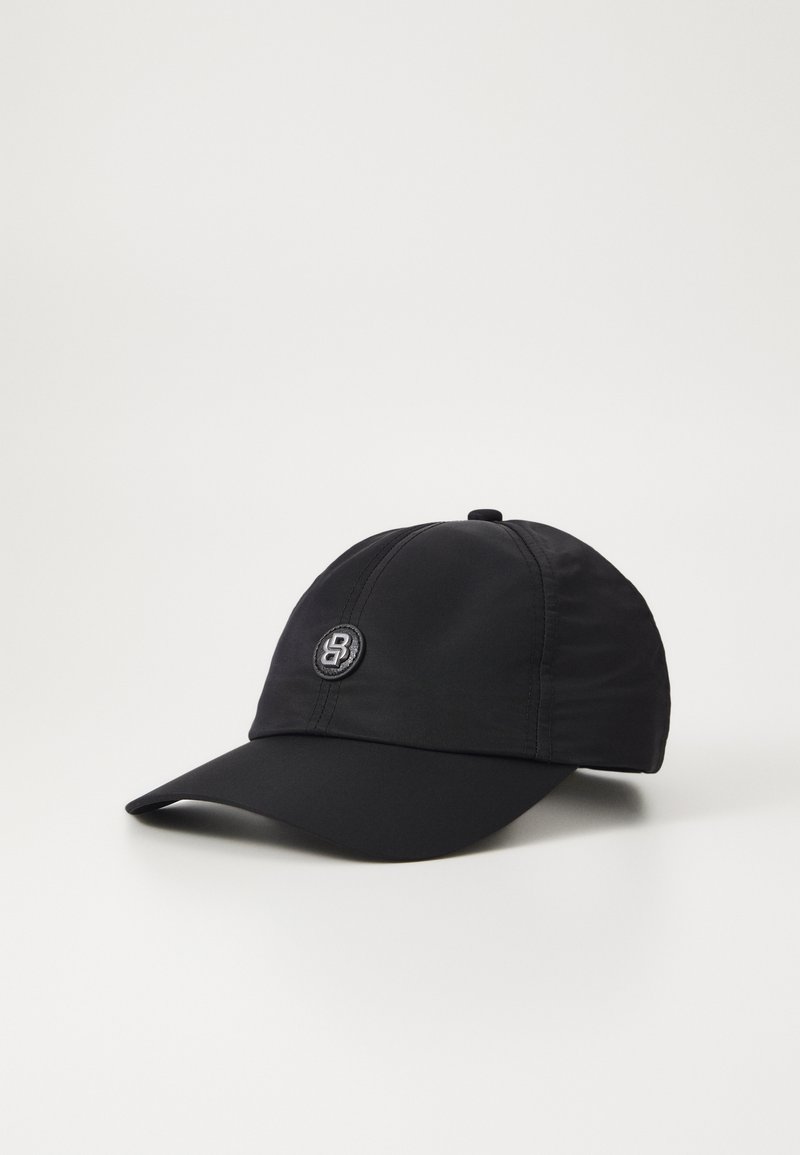 Svart caps laget av stoff med en glatt tekstur. Har en buet skjerm og et brodert logo foran. Klassisk design.