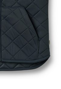 Kvikku takki í dökkbláu, með raundum mynstrum, sléttu yfirborði, kringlóttum botni, og vasapoka framan á með styrktum brún.
