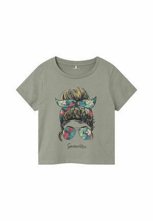 REGULAR FIT - T-shirt med print - forest fog