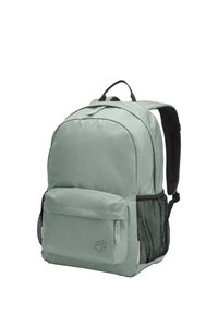 Ανοιχτό γκρι-πράσινο σακίδιο με μπροστινή τσέπη με φερμουάρ, μαύρες πλευρικές θήκες από δίχτυ, επενδεδυμένους ιμάντες ώμων και χειρολαβή στο πάνω μέρος.