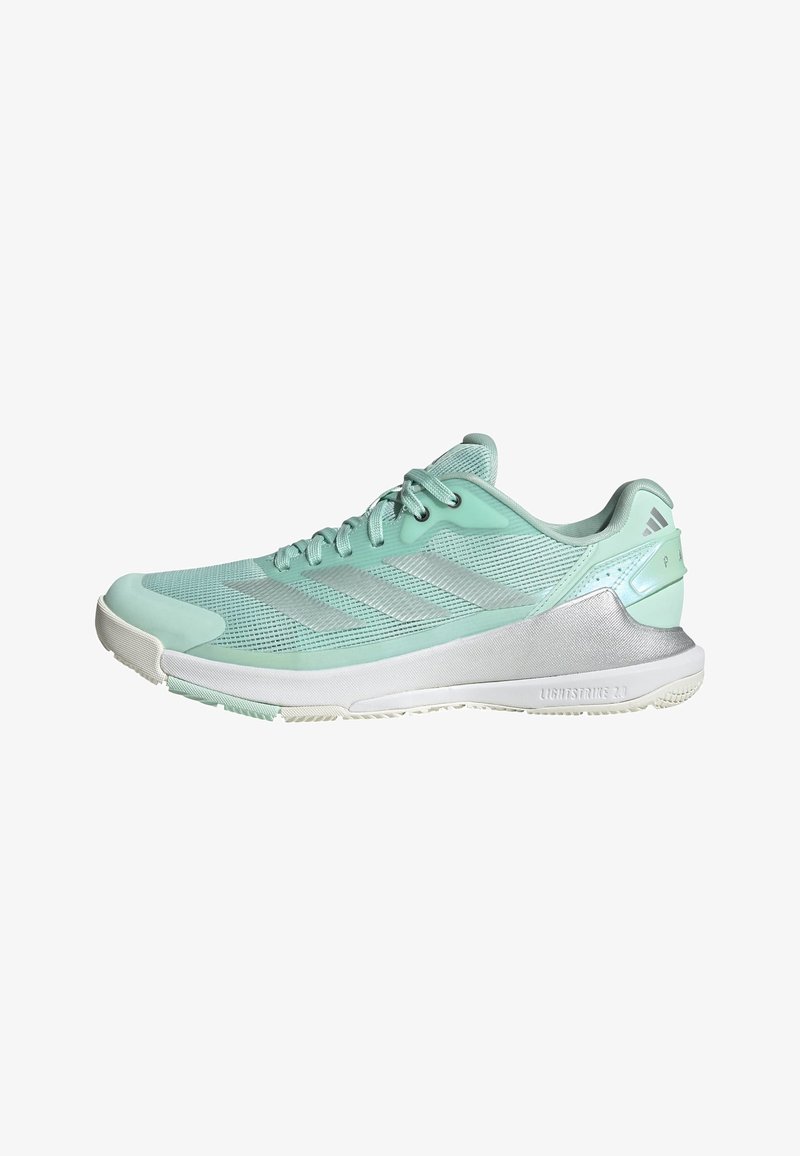 Chaussure de running Adidas vert clair avec tige en mesh, fermeture par lacets, accents argentés et semelle blanche amortie avec marquage "Lightstrike 2.0".