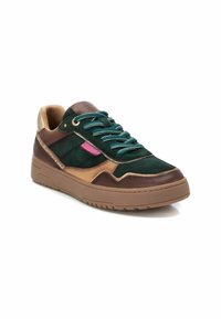 Zapatillas de ante verdes y marrones con un acabado texturizado, acento rosa en contraste y cordones de color teal. Presentan una suela de goma marrón y detalles en dorado.